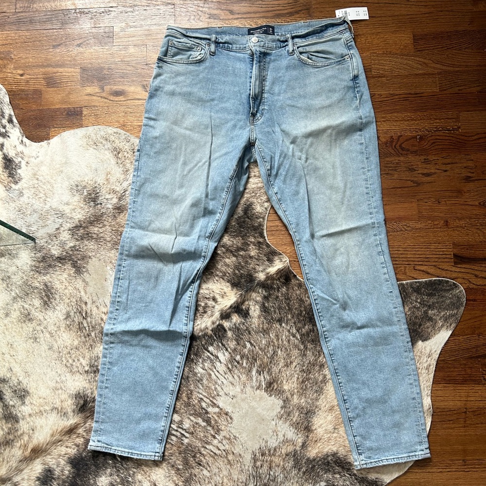 NWT Abercrombie & Fitch Signature Stretch Athletic Slim Jeans - Light Wash